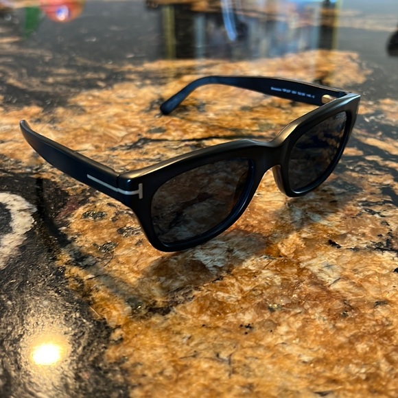 Tom Ford sunglasses unisex black- as seen on james bond in the movie
